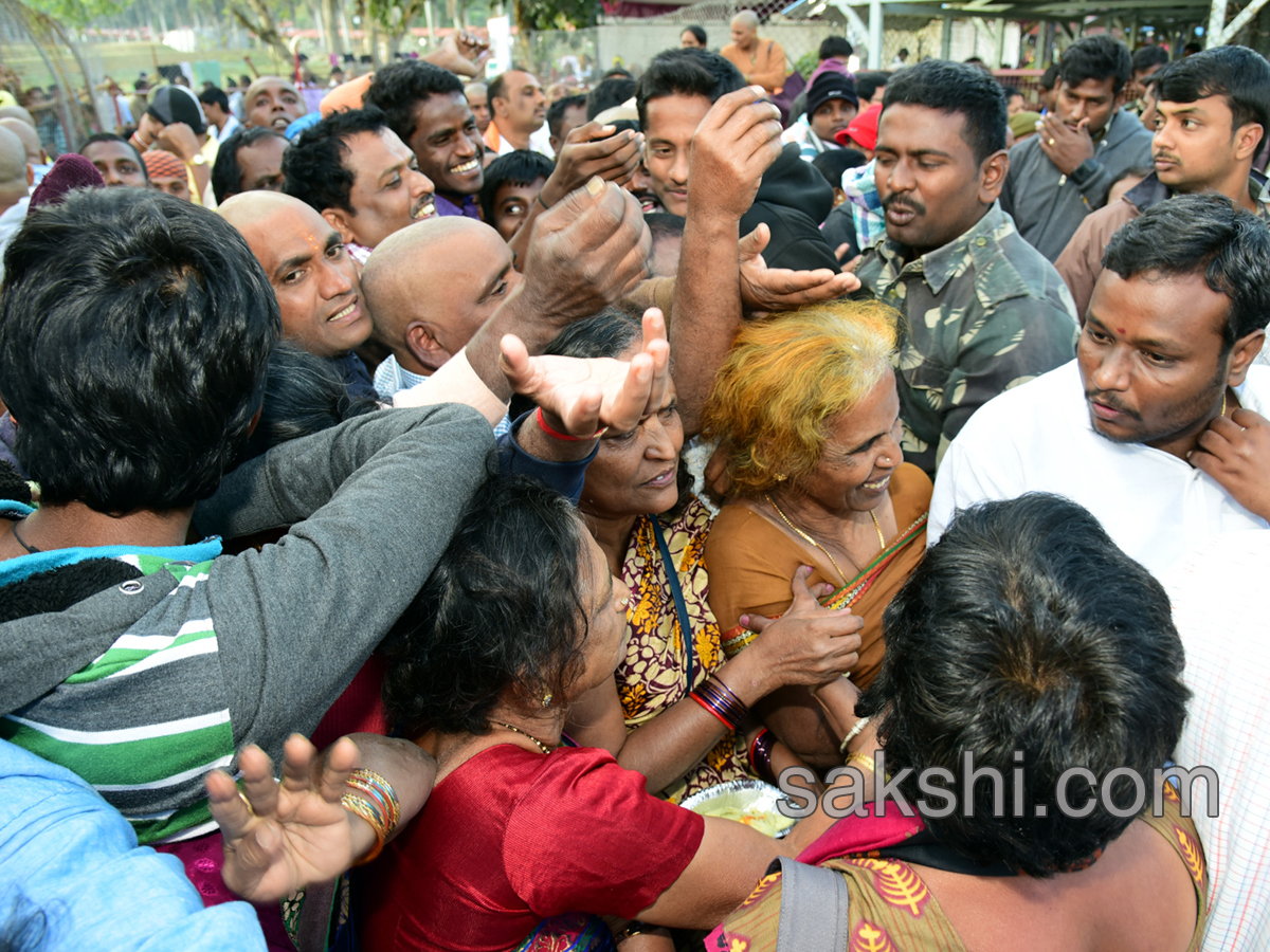 heavy rush pilgrims tirumala - Sakshi12