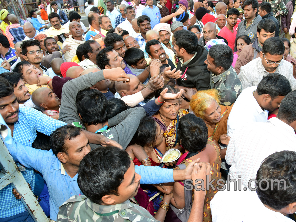 heavy rush pilgrims tirumala - Sakshi13