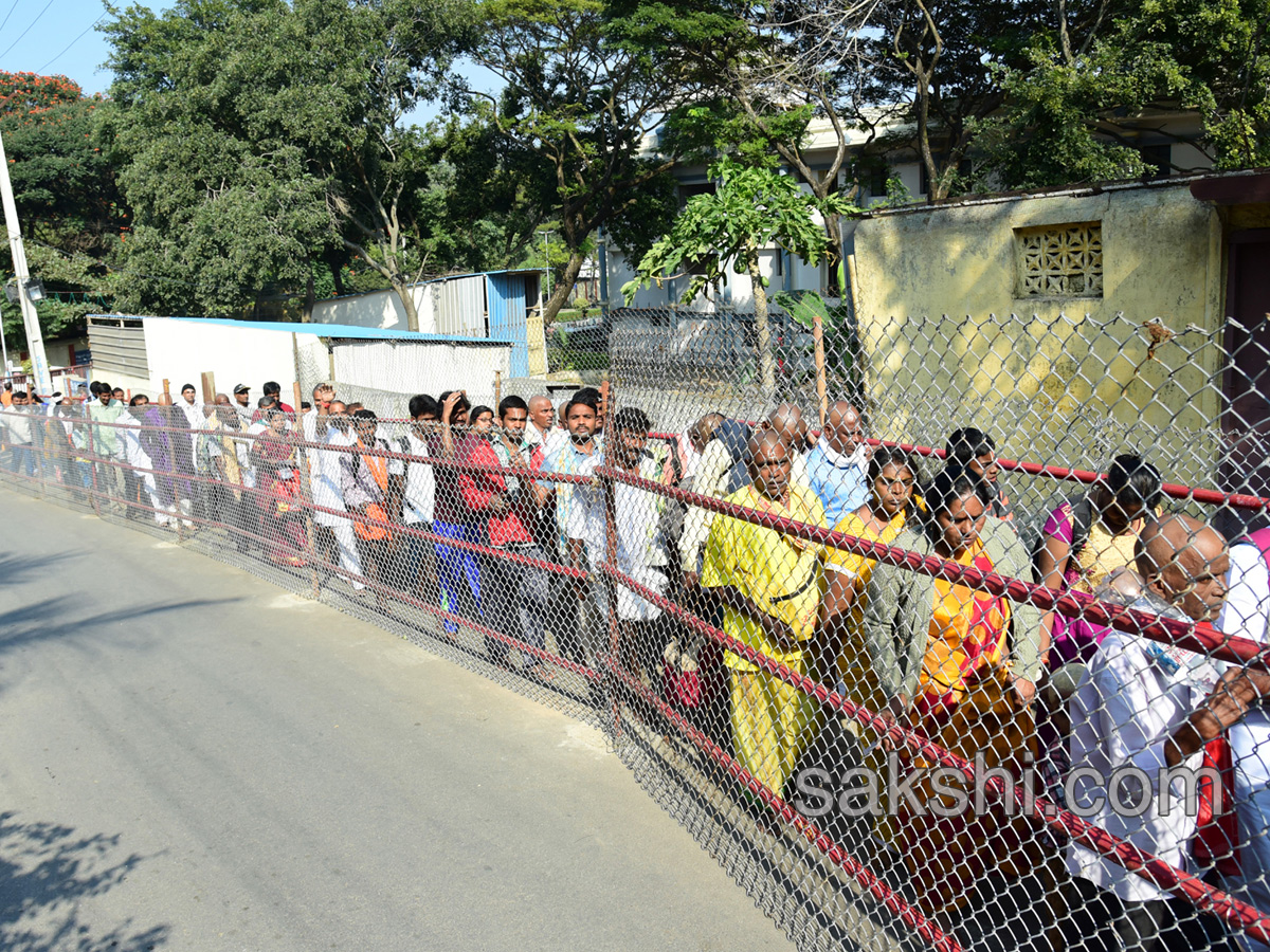 heavy rush pilgrims tirumala - Sakshi17