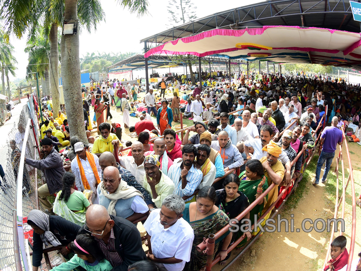 heavy rush pilgrims tirumala - Sakshi18