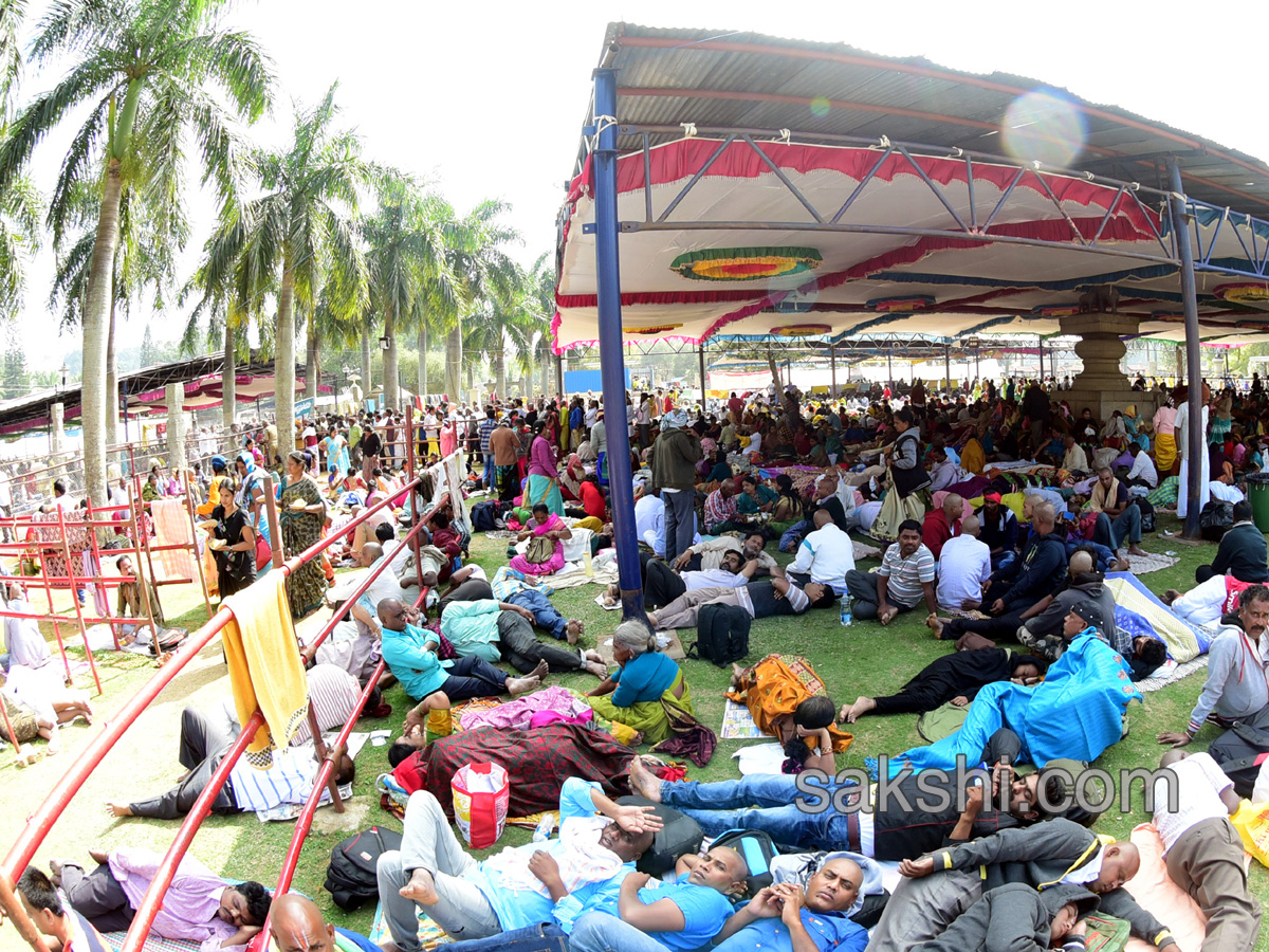 heavy rush pilgrims tirumala - Sakshi19