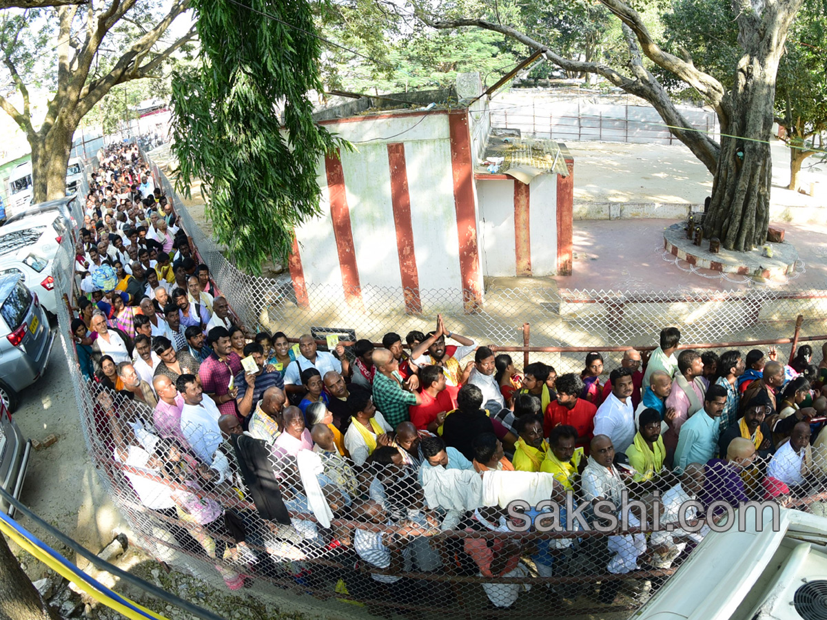 heavy rush pilgrims tirumala - Sakshi21