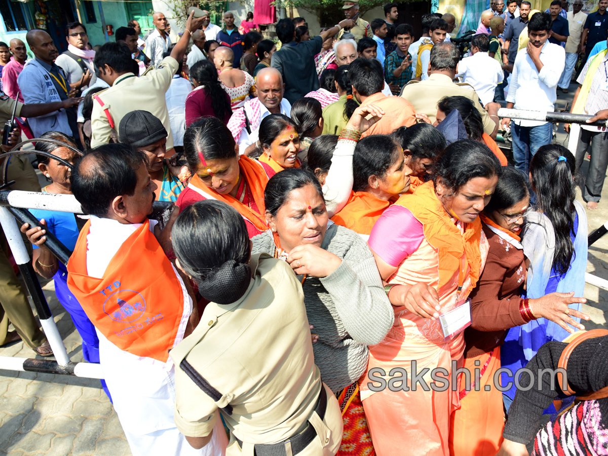 heavy rush pilgrims tirumala - Sakshi4