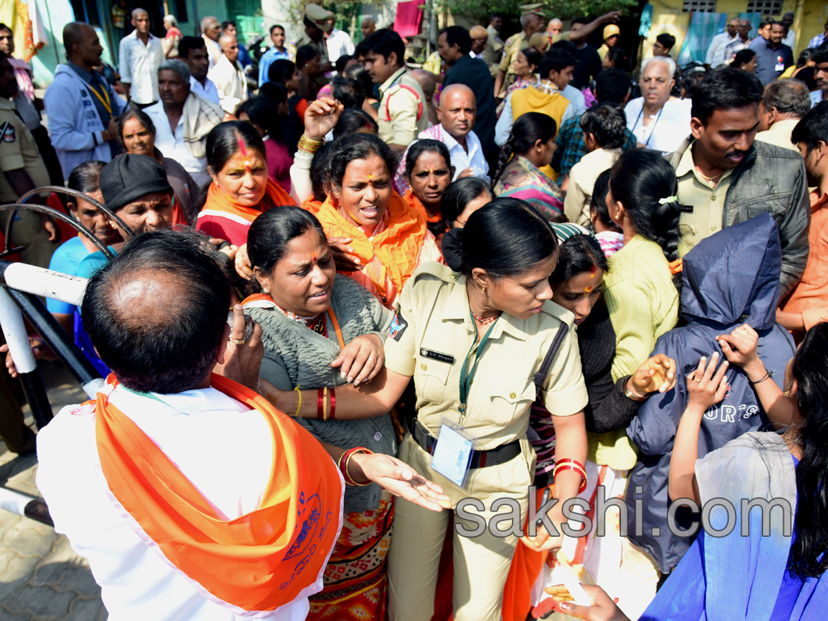 heavy rush pilgrims tirumala - Sakshi5