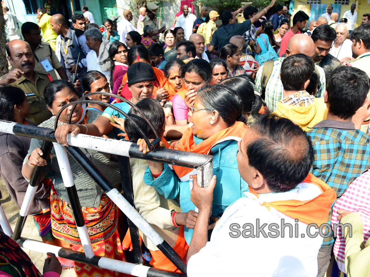 heavy rush pilgrims tirumala - Sakshi6