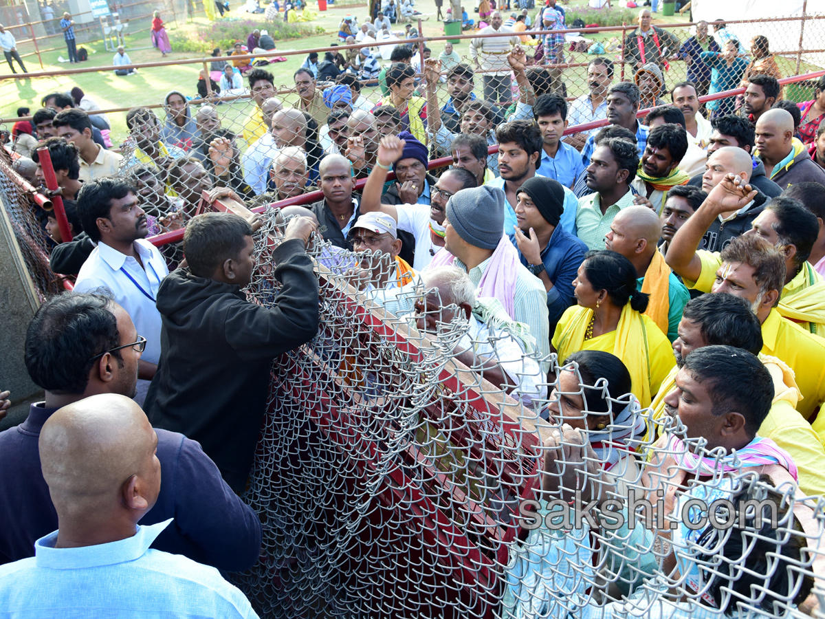 heavy rush pilgrims tirumala - Sakshi8