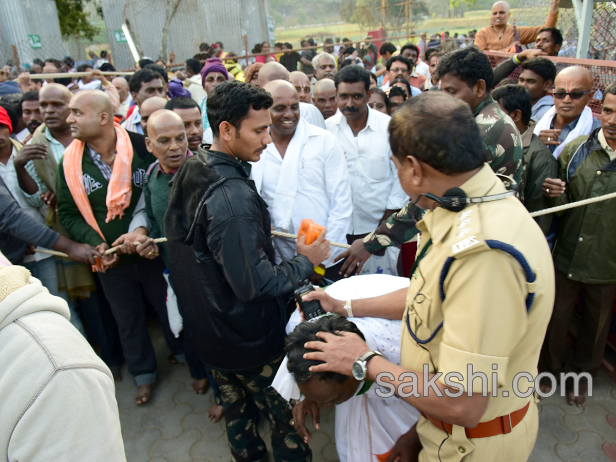 heavy rush pilgrims tirumala - Sakshi9