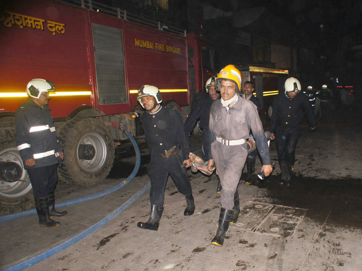  massive fire mumbai kamala mills building - Sakshi10