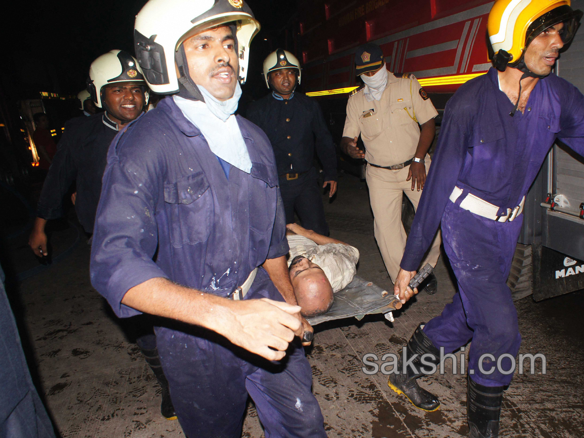  massive fire mumbai kamala mills building - Sakshi11