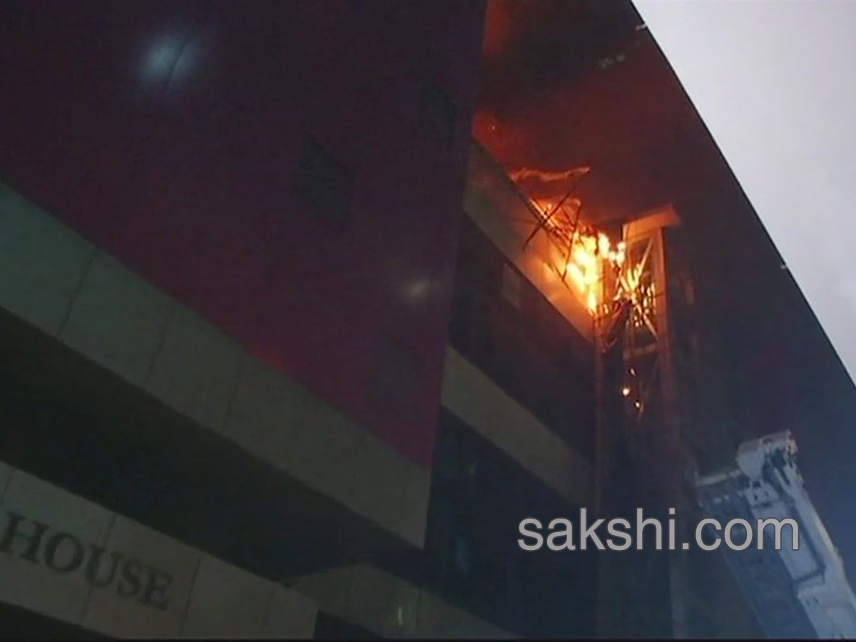  massive fire mumbai kamala mills building - Sakshi3