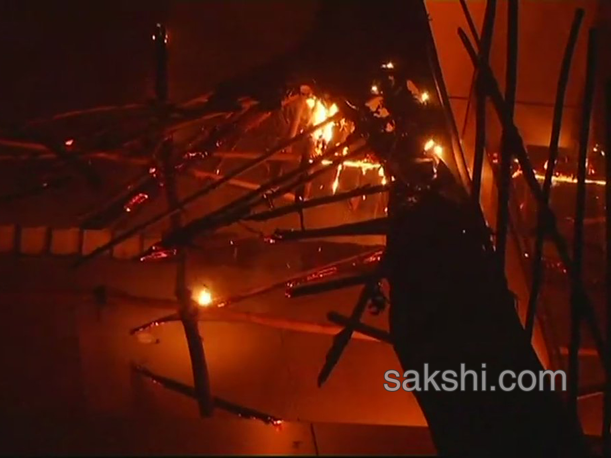  massive fire mumbai kamala mills building - Sakshi5