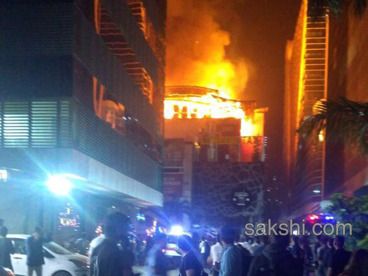  massive fire mumbai kamala mills building - Sakshi6