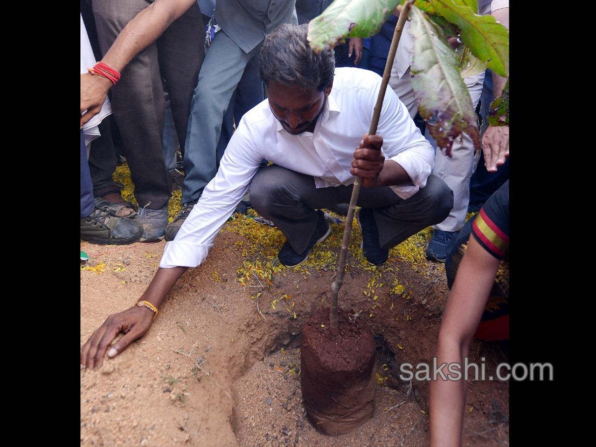 YS Jagan 48th Day PrajaSankalpaYatra end - Sakshi18