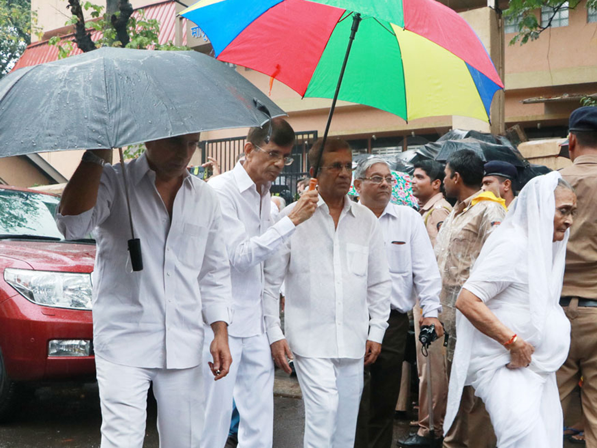 Shashi Kapoor's Funeral - Sakshi17