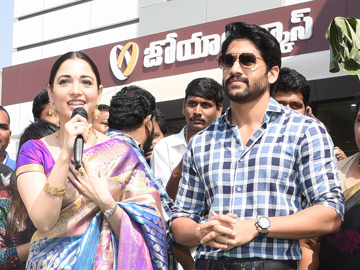 Naga Chaitanya And Tamanna Grand Entry In Guntur - Sakshi12