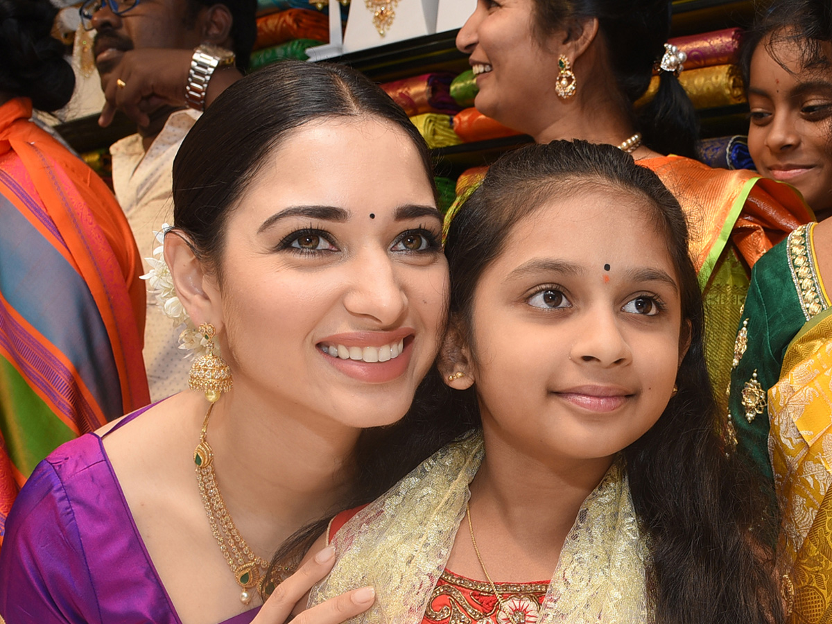 Naga Chaitanya And Tamanna Grand Entry In Guntur - Sakshi13