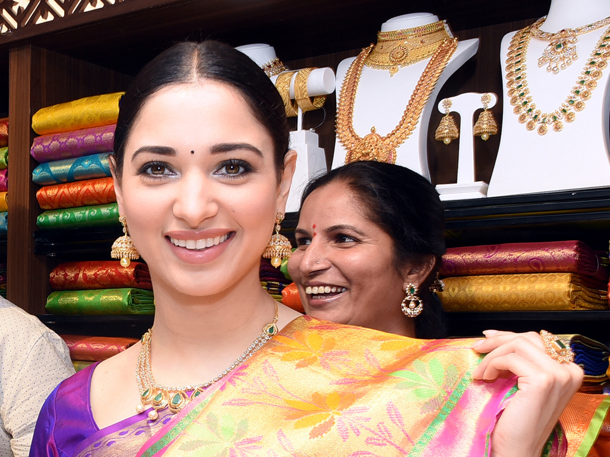 Naga Chaitanya And Tamanna Grand Entry In Guntur - Sakshi14