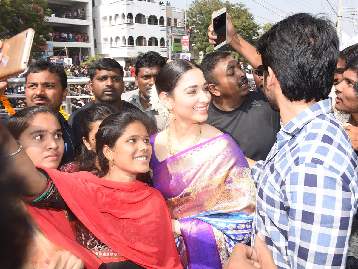 Naga Chaitanya And Tamanna Grand Entry In Guntur - Sakshi6