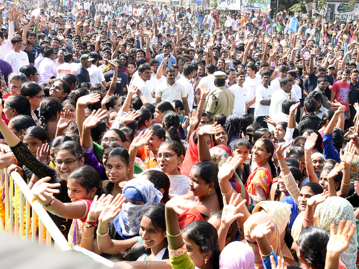 Naga Chaitanya And Tamanna Grand Entry In Guntur - Sakshi8