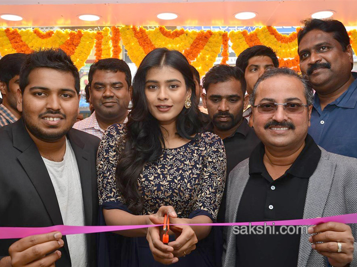 Hebah Patel launches B New Mobile Store @ Chirala - Sakshi12