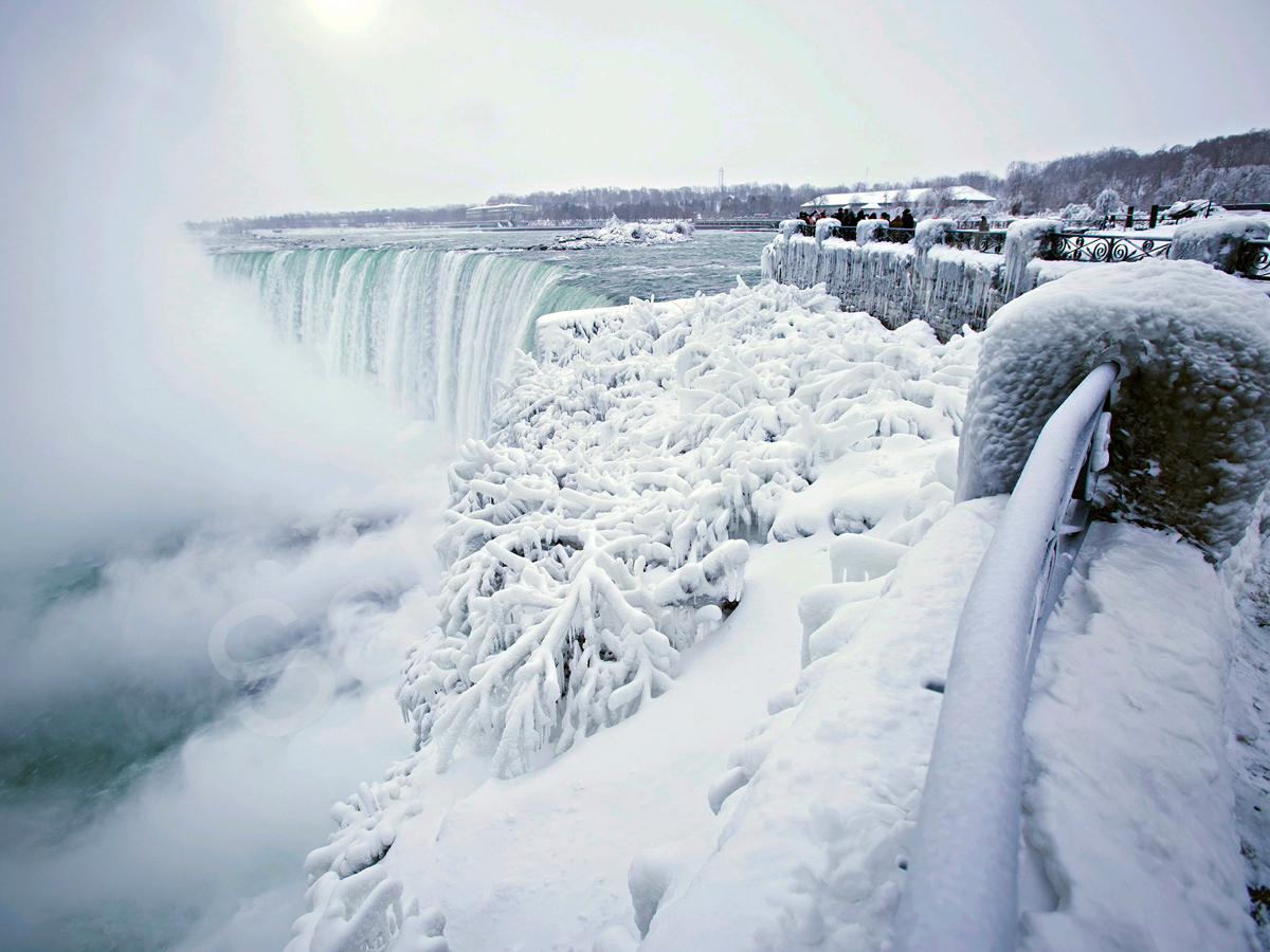 amazing photos of iced Niagara Falls - Sakshi9