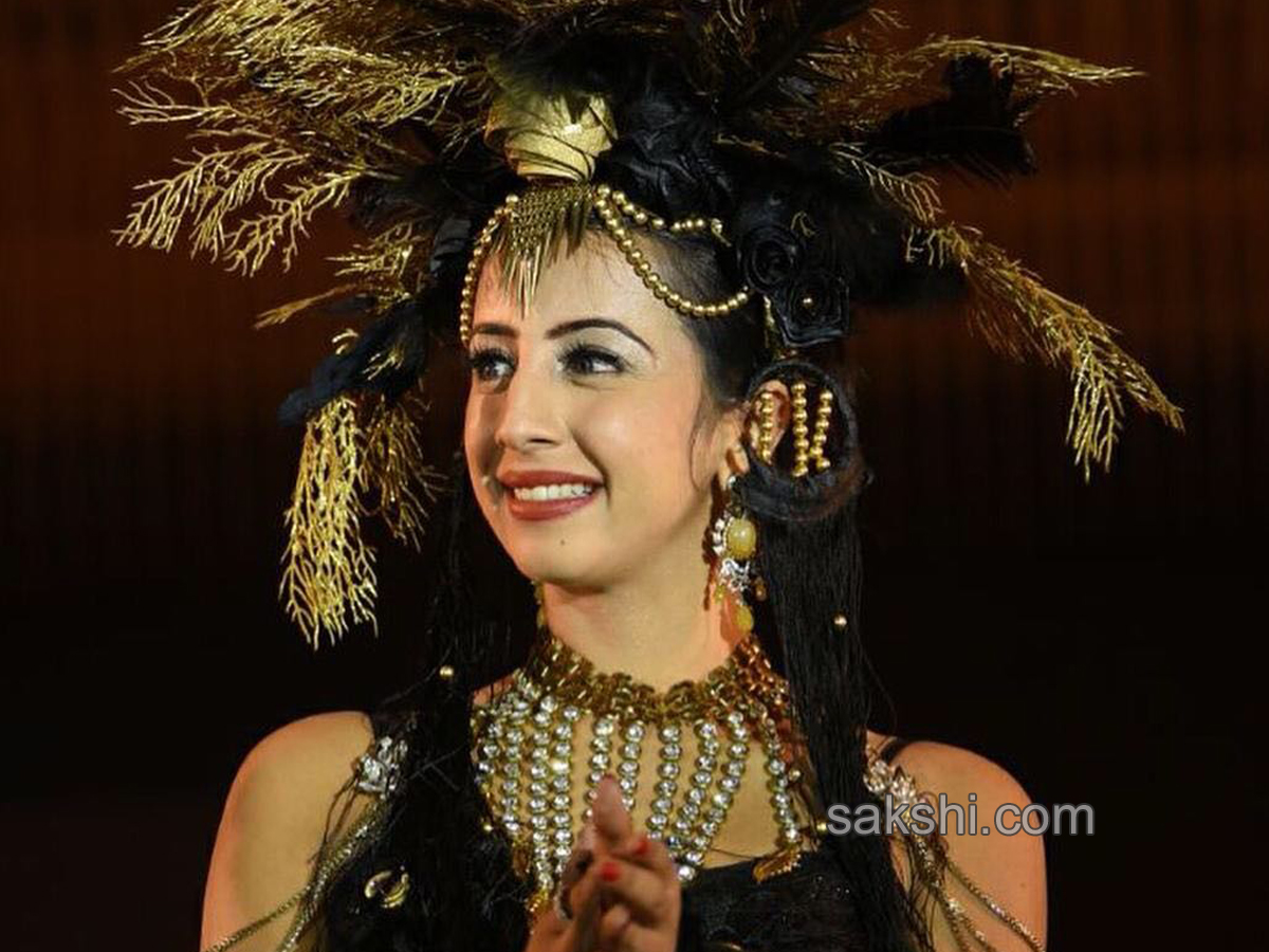 heroine sanjjanaa Galrani ramp walk - Sakshi8