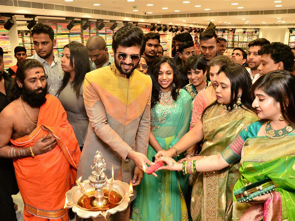 Vijay Devarakonda and Anu Emmanuel launch KLM Fashion Mall at Dilsukhnagar - Sakshi1