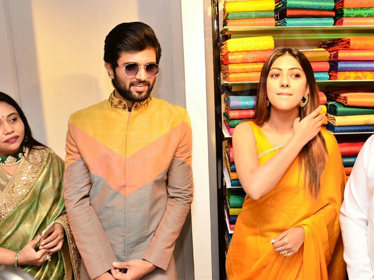 Vijay Devarakonda and Anu Emmanuel launch KLM Fashion Mall at Dilsukhnagar - Sakshi12