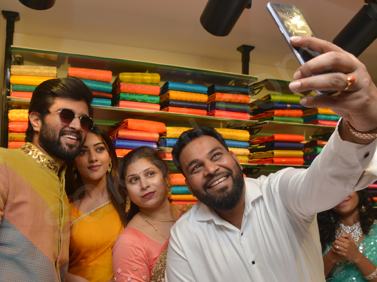 Vijay Devarakonda and Anu Emmanuel launch KLM Fashion Mall at Dilsukhnagar - Sakshi2