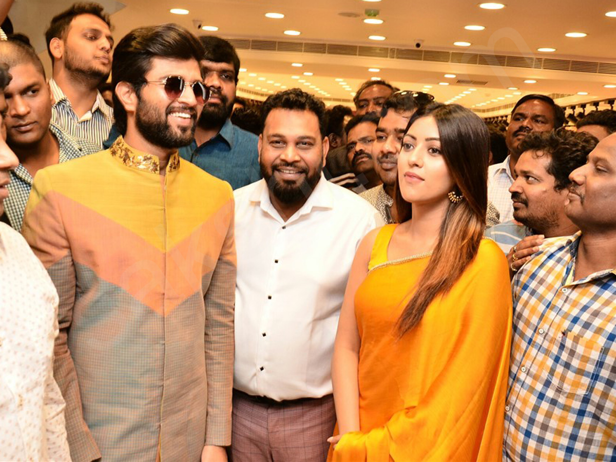 Vijay Devarakonda and Anu Emmanuel launch KLM Fashion Mall at Dilsukhnagar - Sakshi6