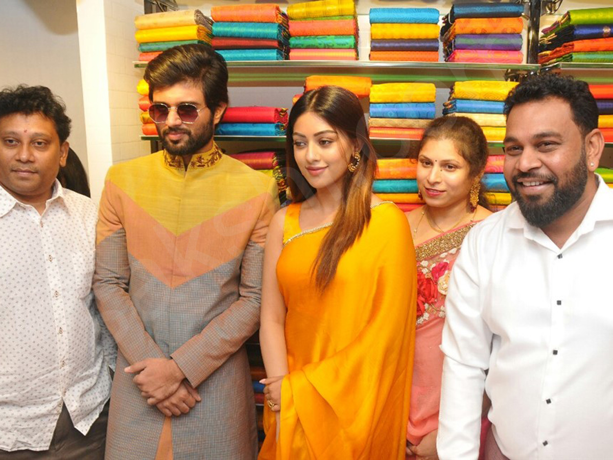 Vijay Devarakonda and Anu Emmanuel launch KLM Fashion Mall at Dilsukhnagar - Sakshi7