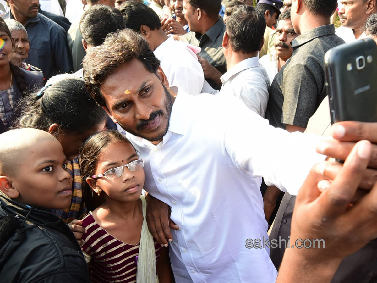 YS Jagan 56th day PrajaSankalpaYatra - Sakshi15