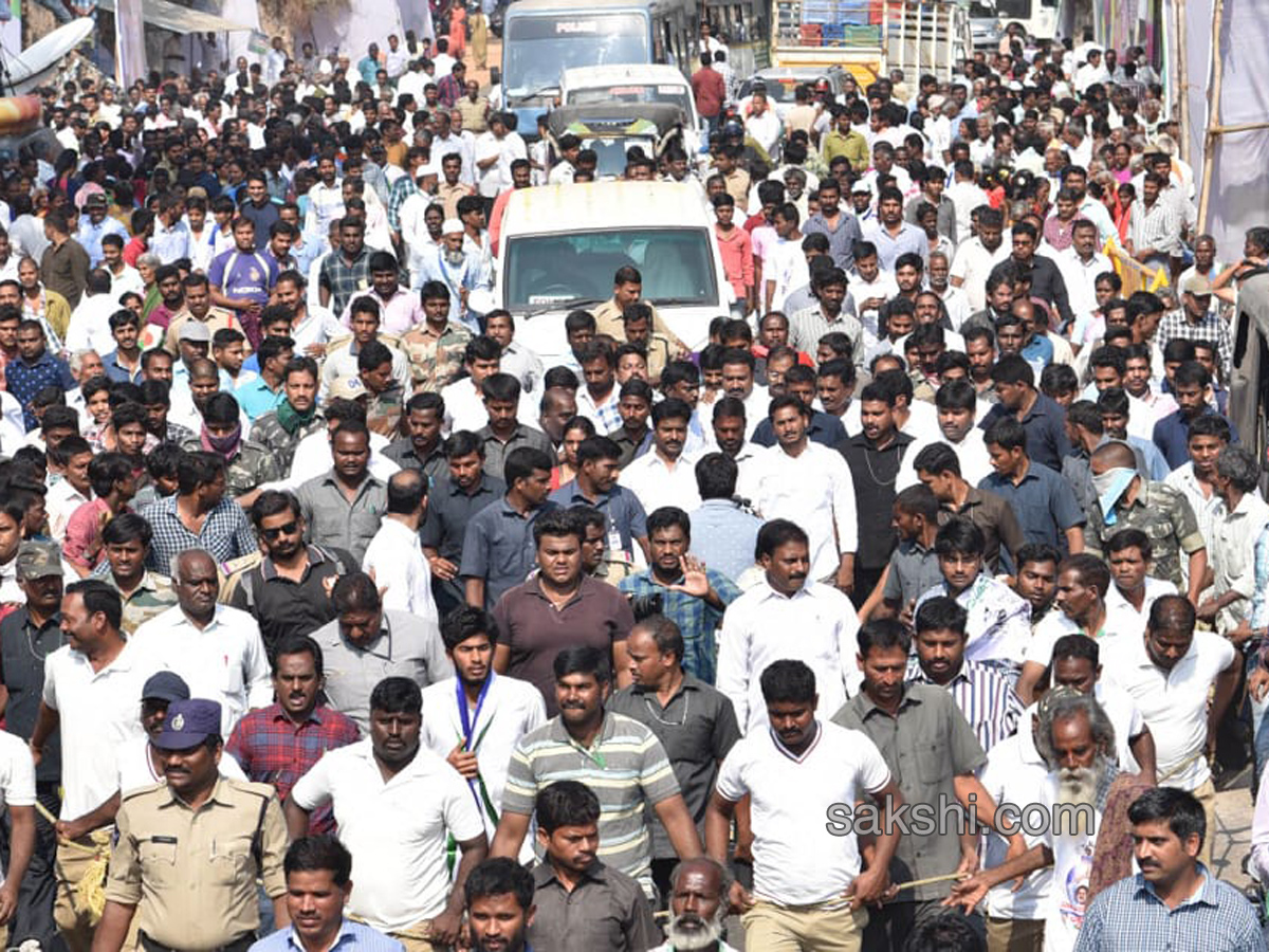 YS Jagan 56th day PrajaSankalpaYatra - Sakshi14