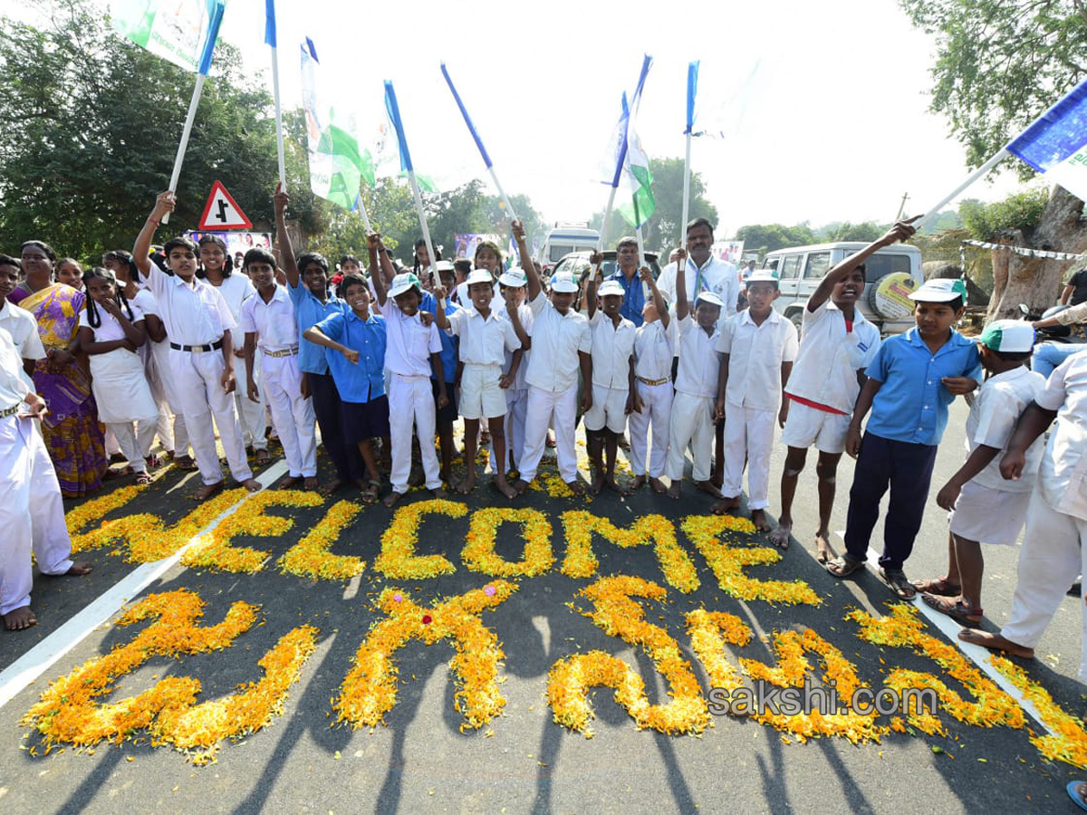 YS Jagan 56th day PrajaSankalpaYatra - Sakshi4