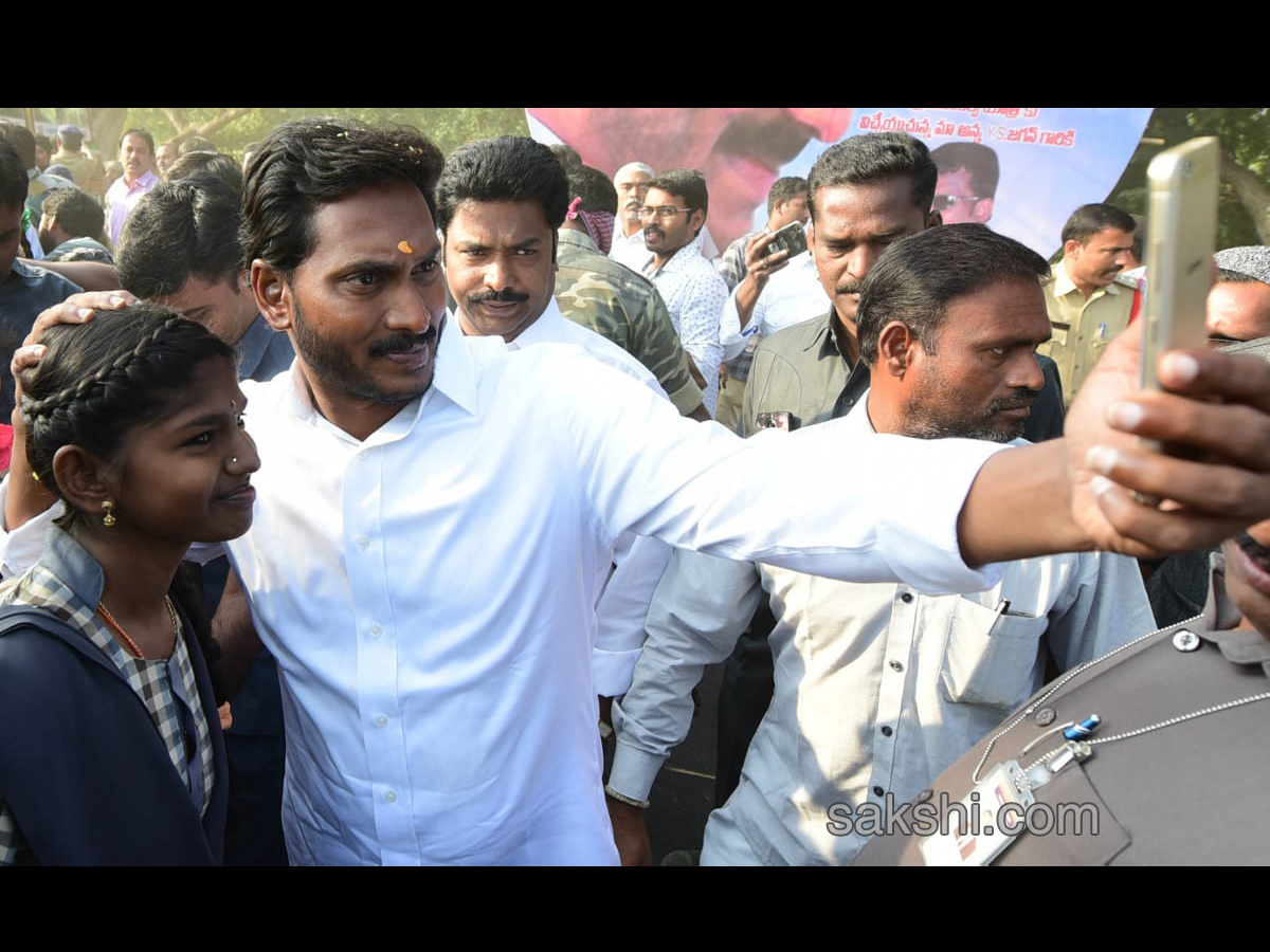 YS Jagan 56th day PrajaSankalpaYatra - Sakshi7