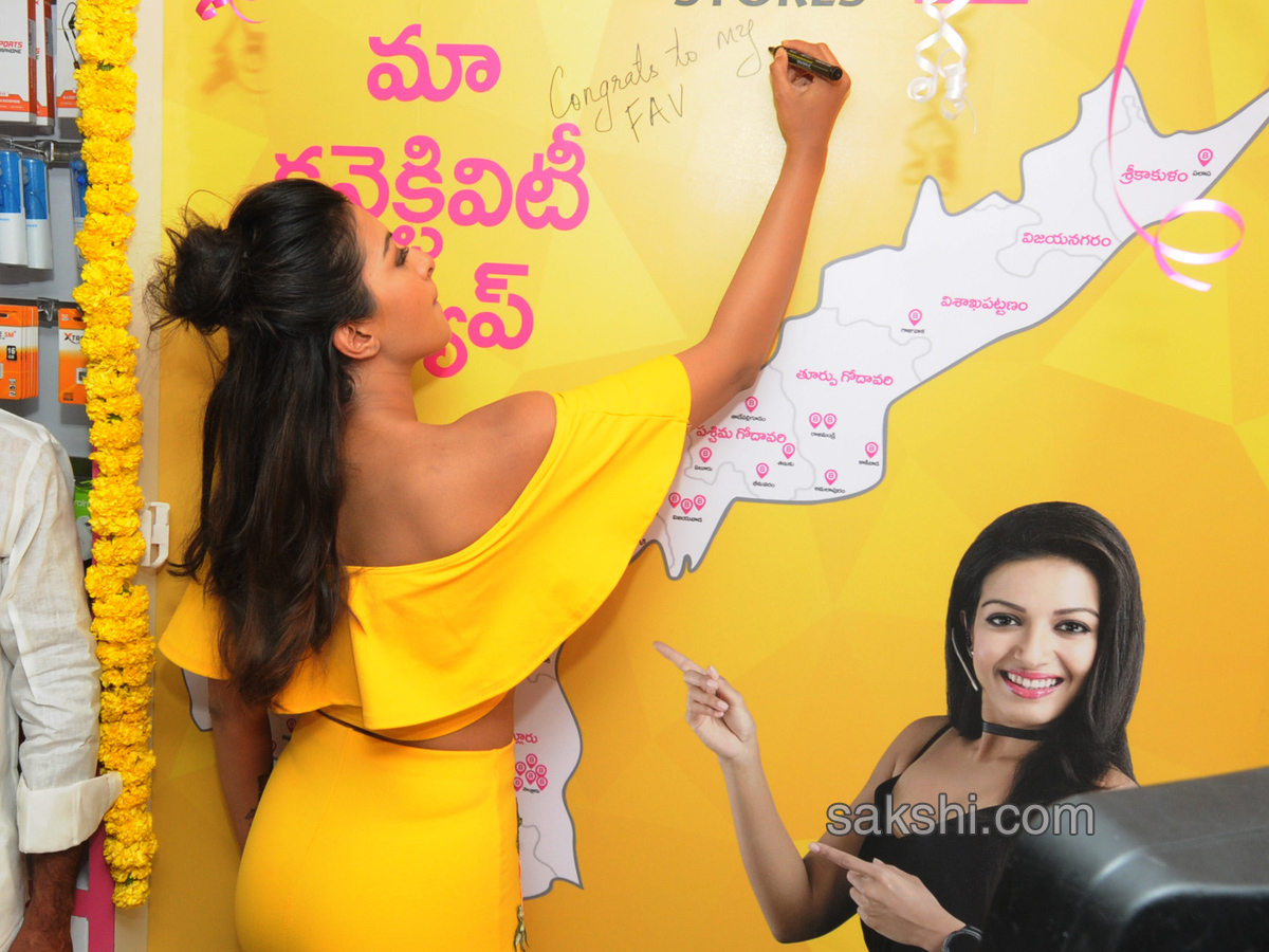 Catherine Tresa in kadapa B new show room opening - Sakshi9