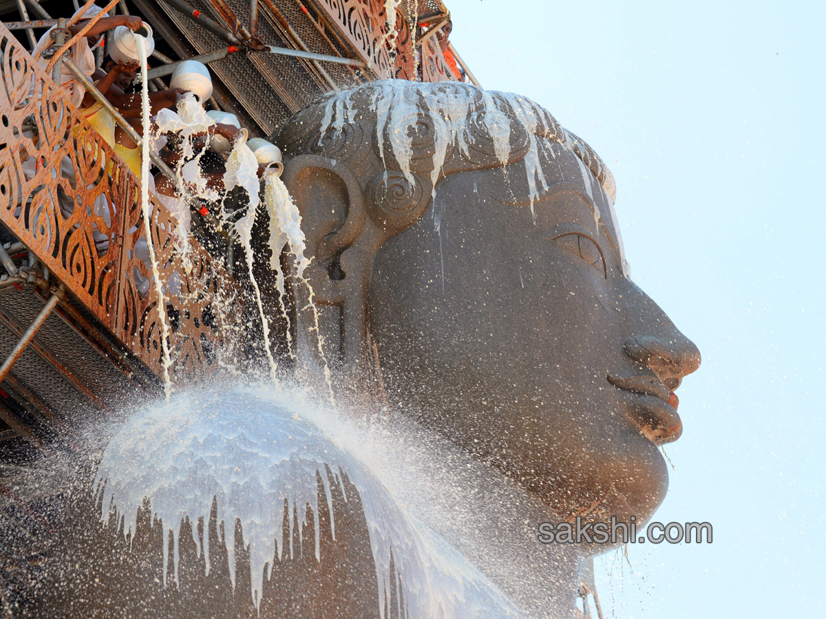 Mahamastakabhisheka of Lord Bahubali at Shravanabelagola  - Sakshi3