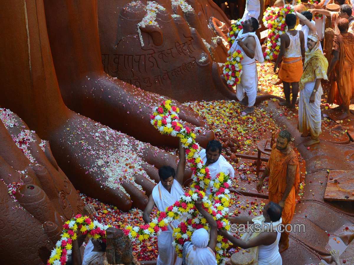 Mahamastakabhisheka of Lord Bahubali at Shravanabelagola  - Sakshi4