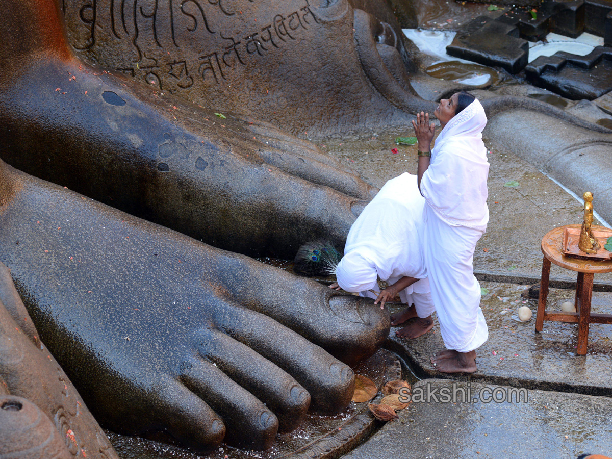 Mahamastakabhisheka of Lord Bahubali at Shravanabelagola  - Sakshi7