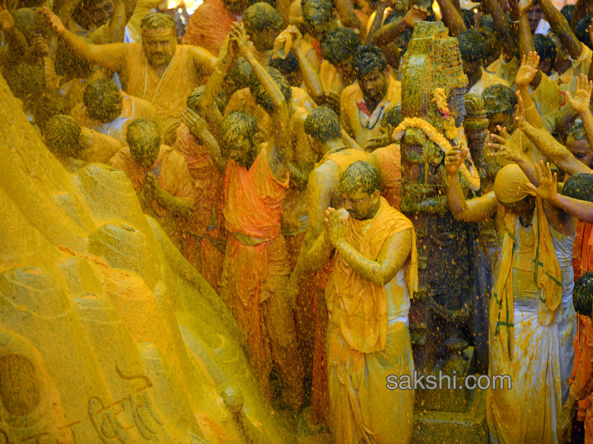 Mahamastakabhisheka of Lord Bahubali at Shravanabelagola  - Sakshi8