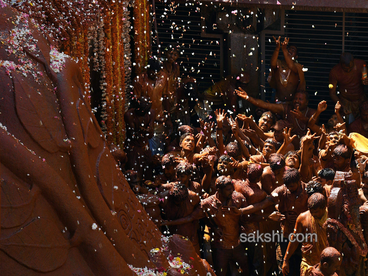 Mahamastakabhisheka of Lord Bahubali at Shravanabelagola  - Sakshi9