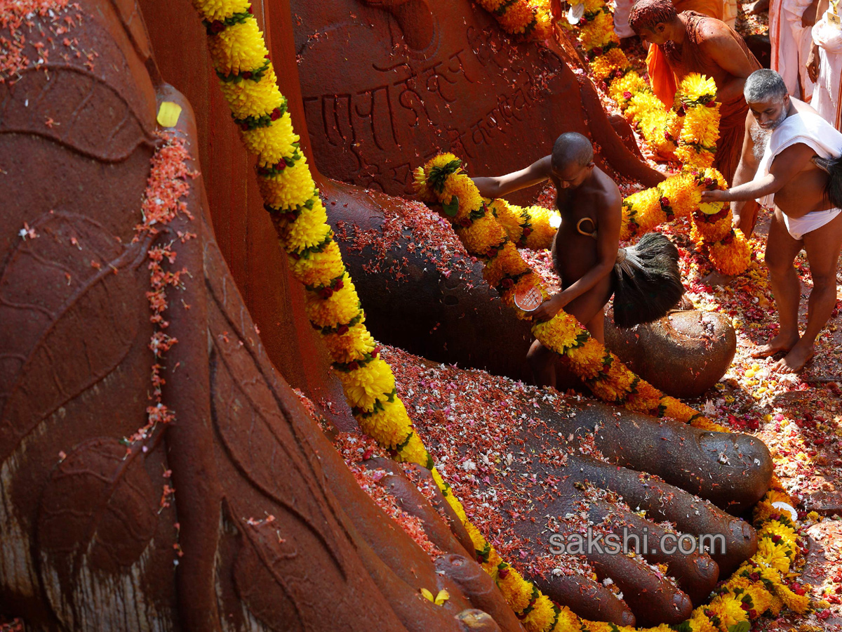 Mahamastakabhisheka of Lord Bahubali at Shravanabelagola  - Sakshi11