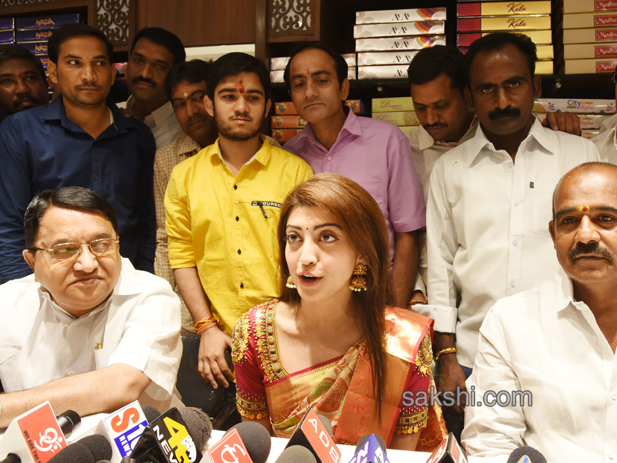 Heroin Pranitha Subhash Launches Private Shopping Mall in Adilabad - Sakshi6