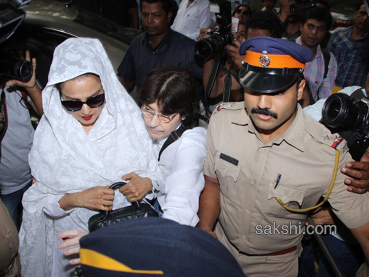Bollywood celebrities offer condolences at Anil Kapoor’s residence - Sakshi11