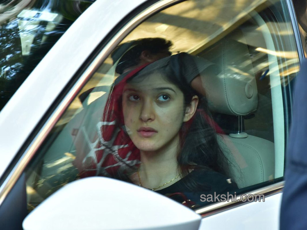 Bollywood celebrities offer condolences at Anil Kapoor’s residence - Sakshi10