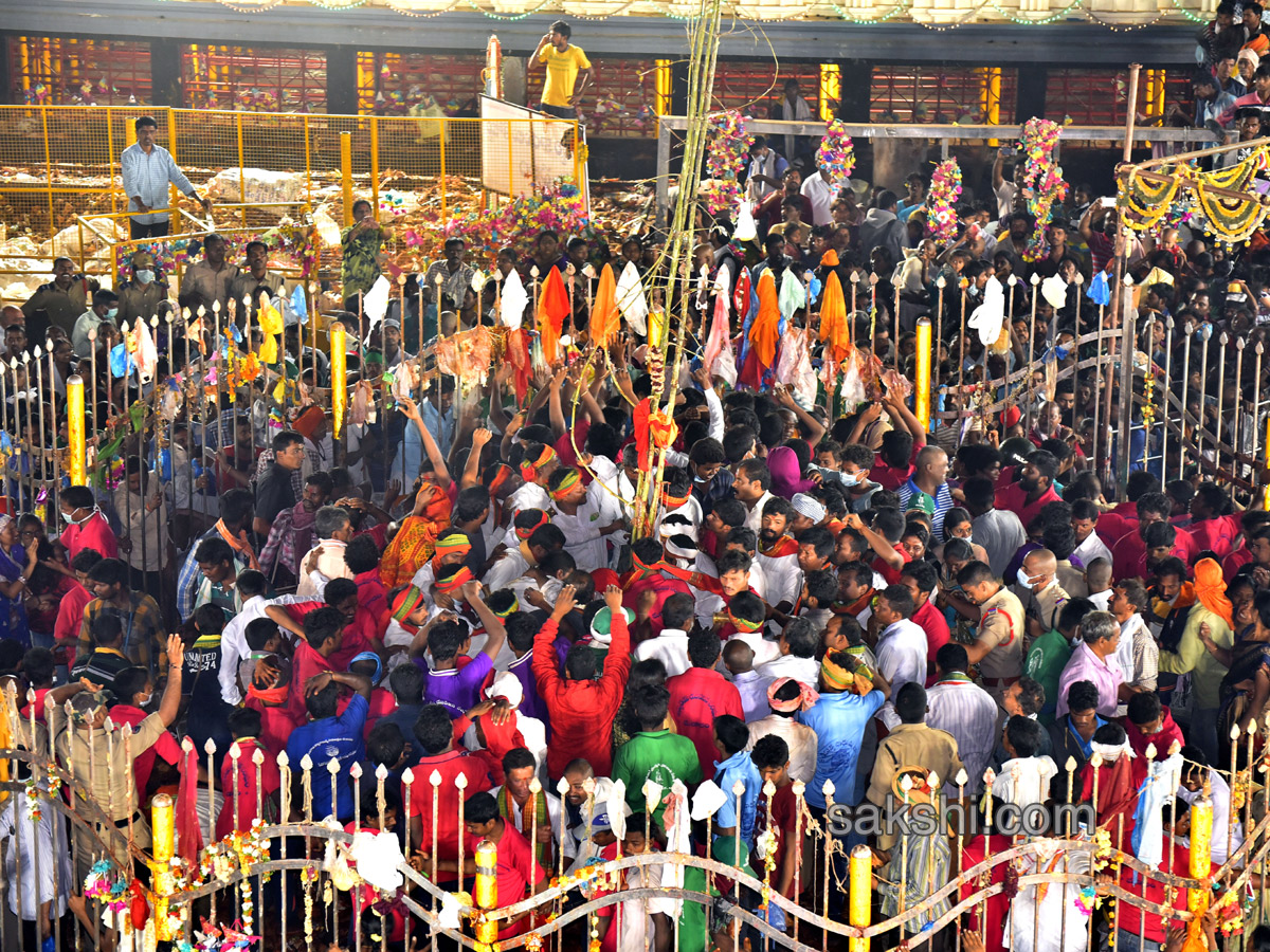 Medaram Sammakka Saralamma Jatara Ends - Sakshi15