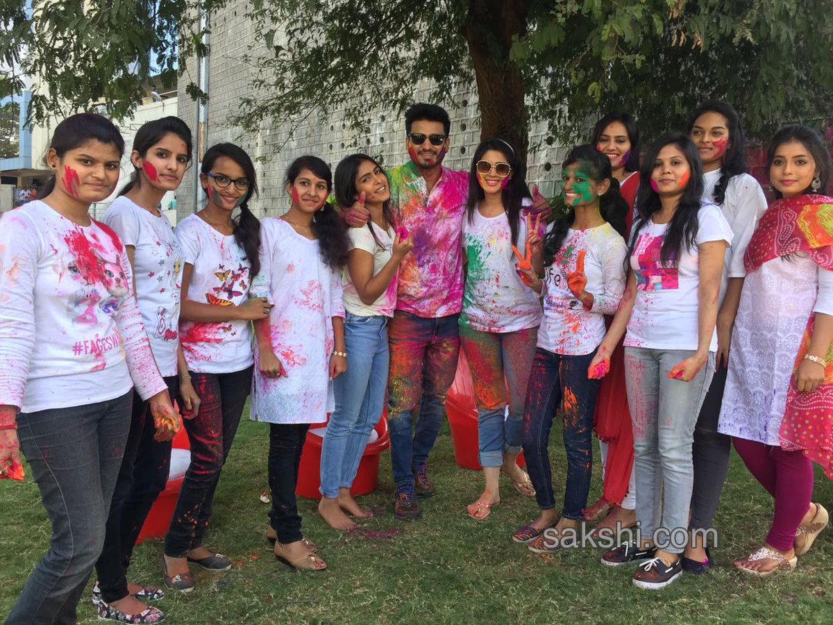 Kirrak Party Team Celebrates Holi Festival - Sakshi1