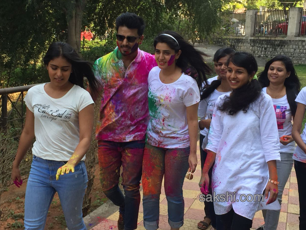 Kirrak Party Team Celebrates Holi Festival - Sakshi4