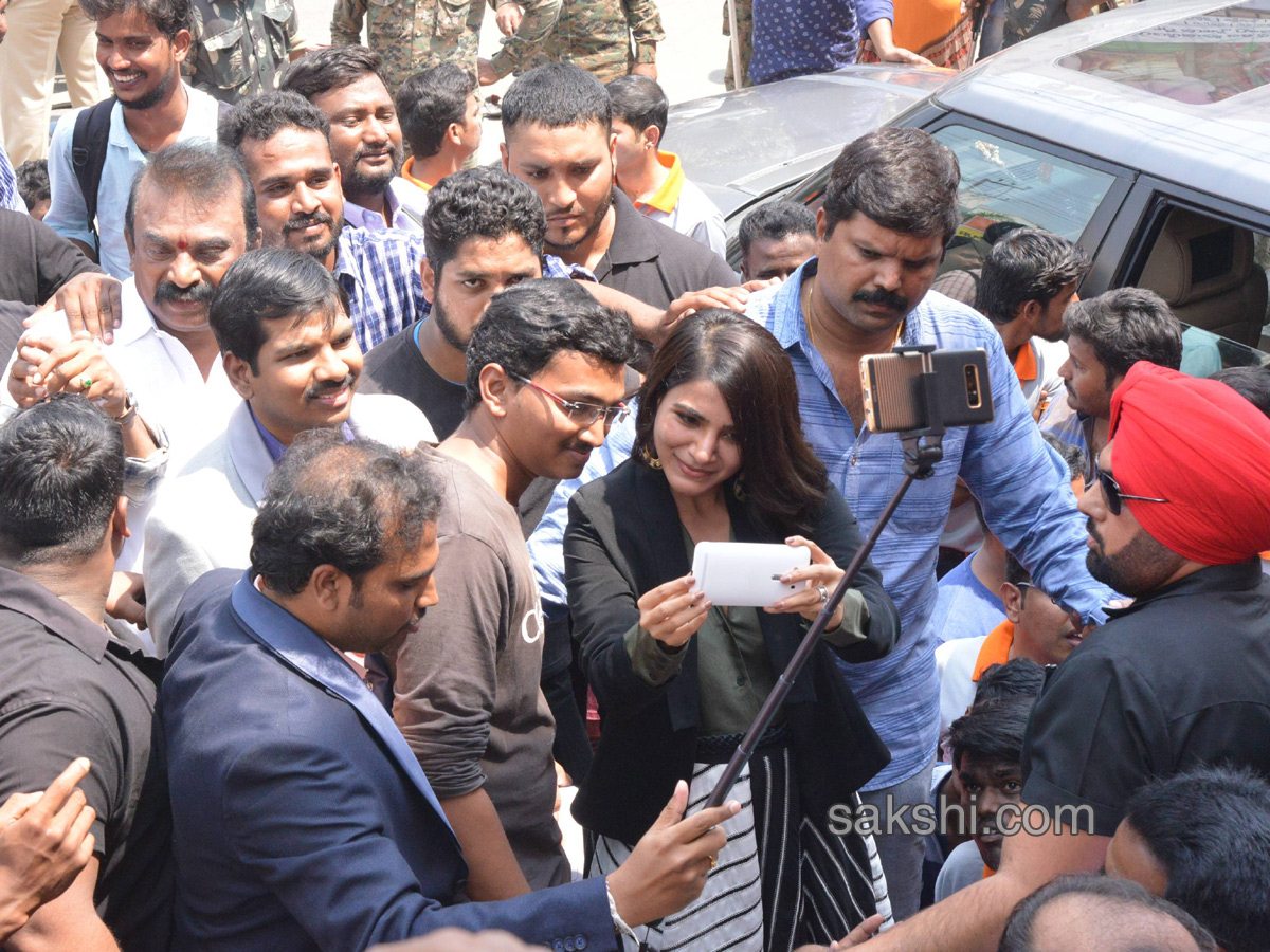 Happi mobile showroom launched by Samantha in anantapur  - Sakshi4