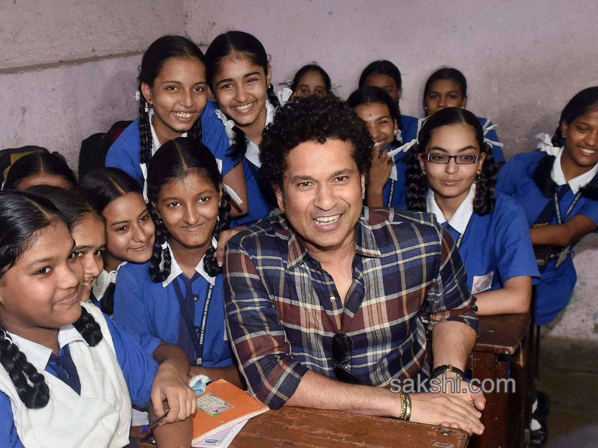 Sachin Tendulkar interacts with students  - Sakshi1